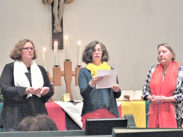 Iris Karl, Michaela Glöckner und Elke Zorner (von links nach rechts) hießen die Gottesdienstbesucher willkommen.   Foto: Anja Krollmann