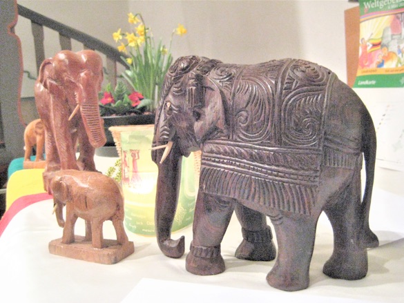 Mit Figuren kleiner und großer Elefanten, Tüchern in den Landesfarben Simbabwes, Blumen, Kerzen und dem Weltgebetstagsmotiv des Jahres 2020 war der Altar dekoriert worden. Foto: Anja Krollmann