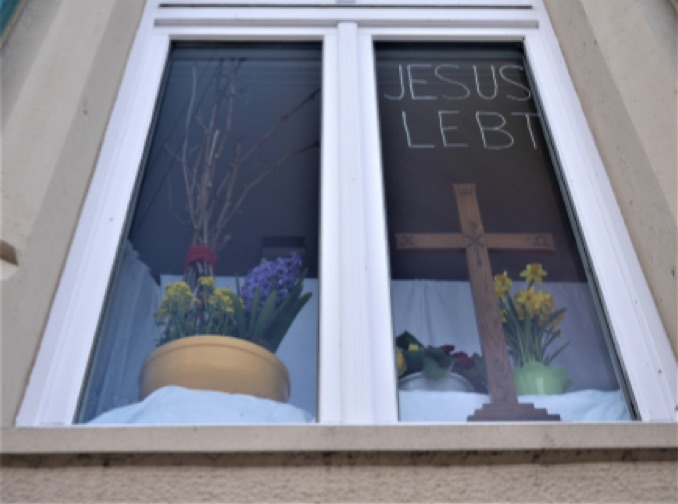 Das Gemeindehausfenster in Wahlheim predigte Ostern auf seine Art. Foto: Heike Bläßer